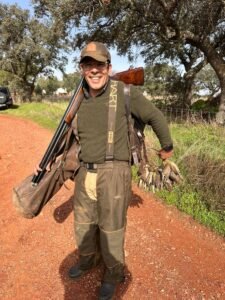 Caçador internacional em dia de caça ao tordo na Sierra del Oro