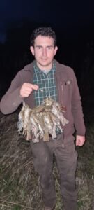Caçador internacional em dia de caça ao tordo na Sierra del Oro